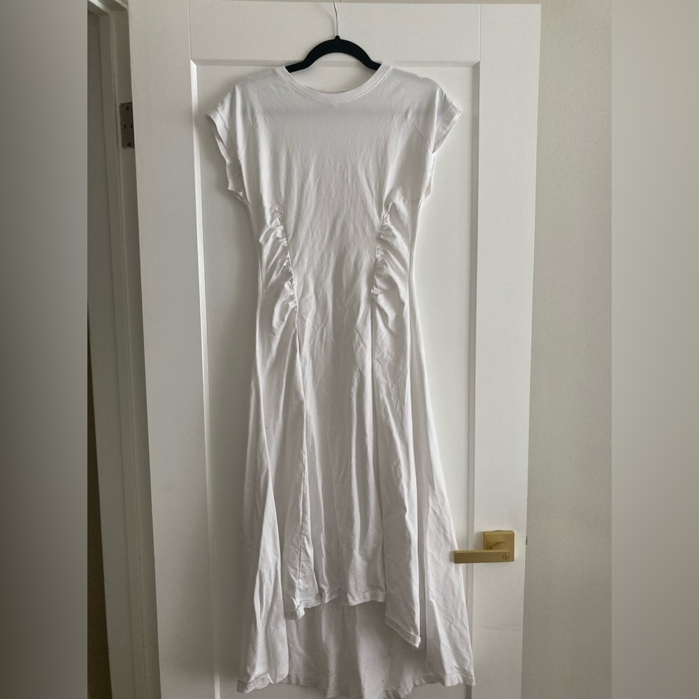 White frame t shirt dress w tail and cinched waist small
